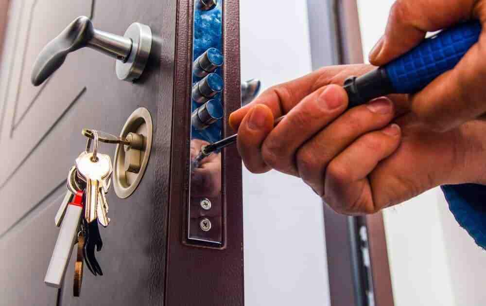 locksmith-repairing-door-lock (1)